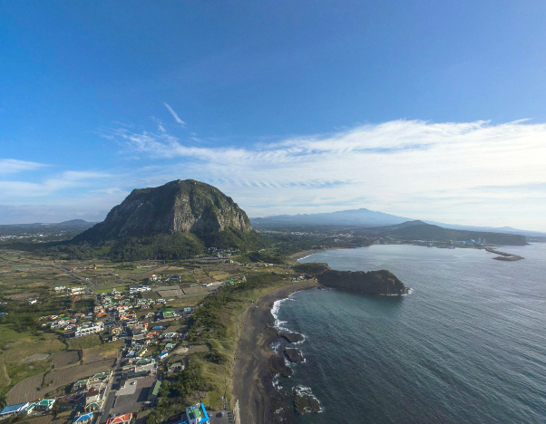 송악산에서 바라본 산방산